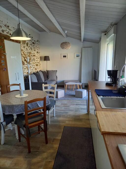 Grand Lieu : Maisonnette Au Calme Avec Jardin Holiday home *
